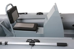 Quicksilver Jockey Konsole SU400 Grau -PLAST Boote Geschaft Quicksilver Inflatable jockeyseat console grey 2.png